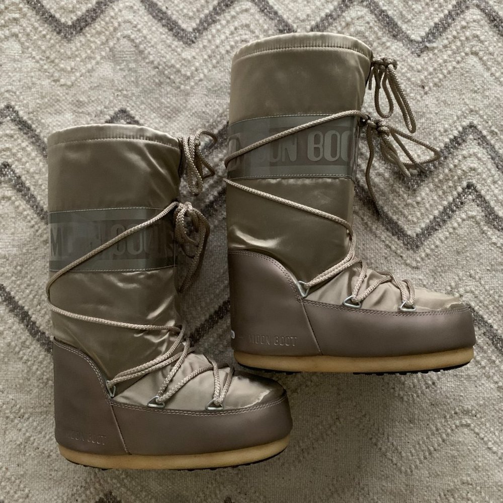 Moon Boot Size 5/6 Platina Gold Color
